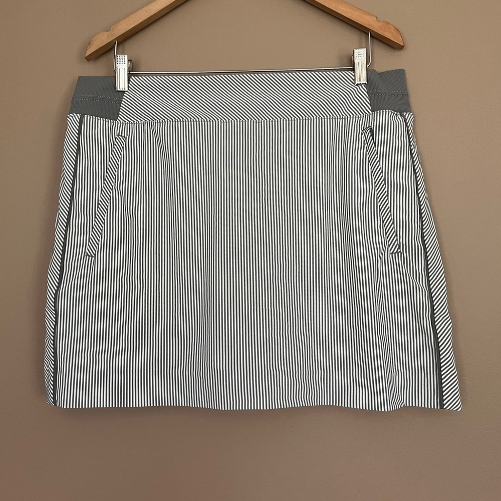 {Athleta} Brooklyn Textured Skort in City Stripe Ivory / Grey - Womens 14